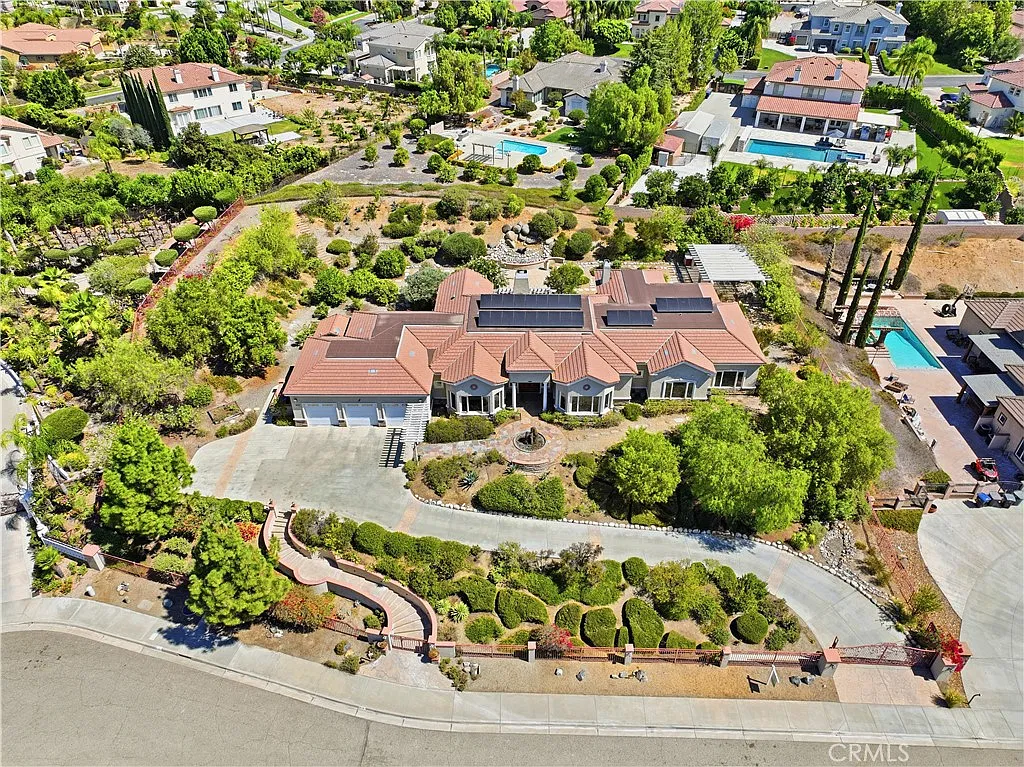 5 bed, 5.5 bath, 4939 sqft, $5,000 — Photo 1