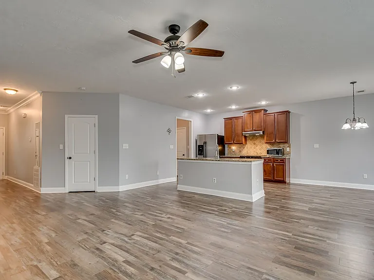 805 Erika Ln — Photo 2