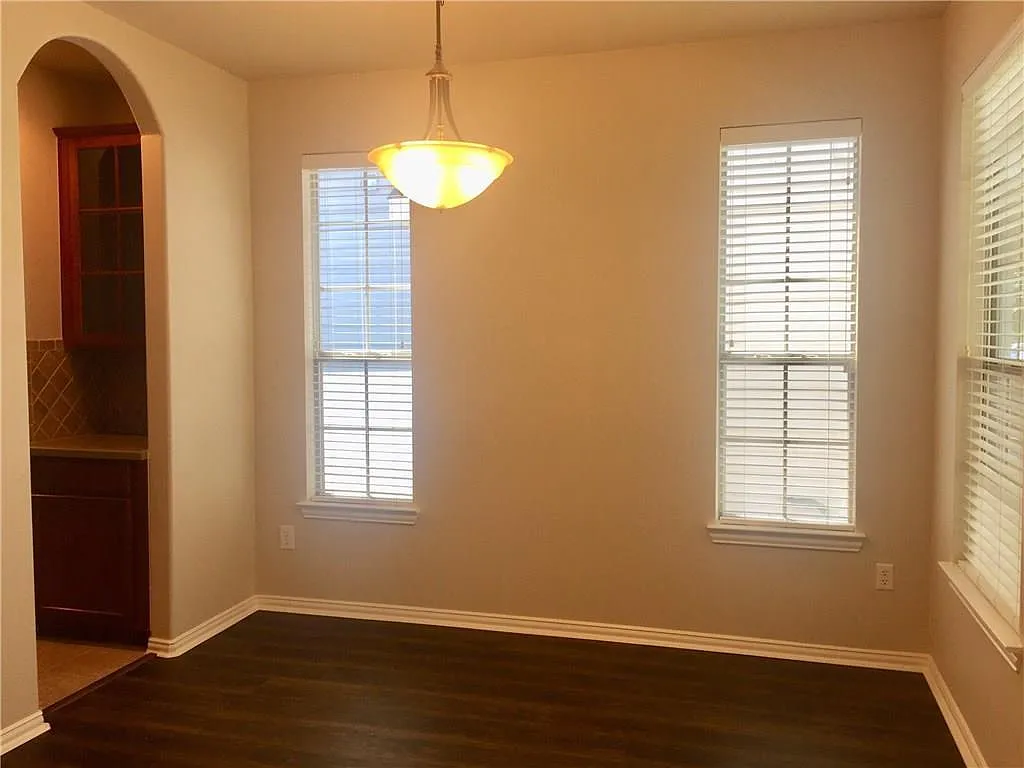 4 bed, 2.5 bath, 2714 sqft, $2,595 — Photo 4