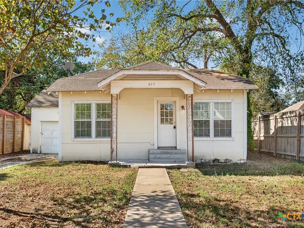 617 N College St, Gonzales, TX 78629