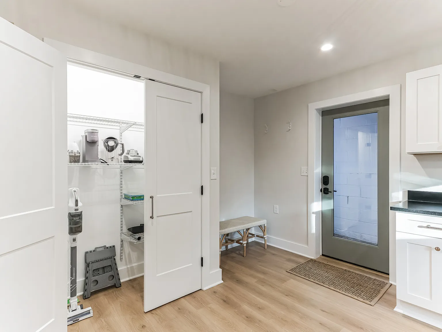 2 bed, 1100 sqft, $2,200 — Photo 4