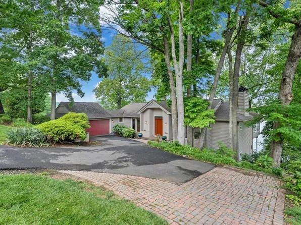 144 Lookout Pointe Dr, Moneta, VA 24121