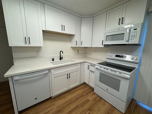 5th image of 482 Bartlett Ave APT 8
