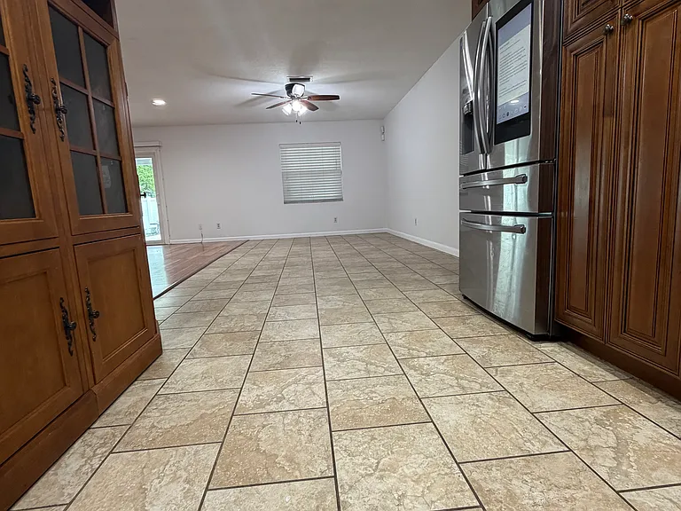 3230 W Grove St — Photo 8