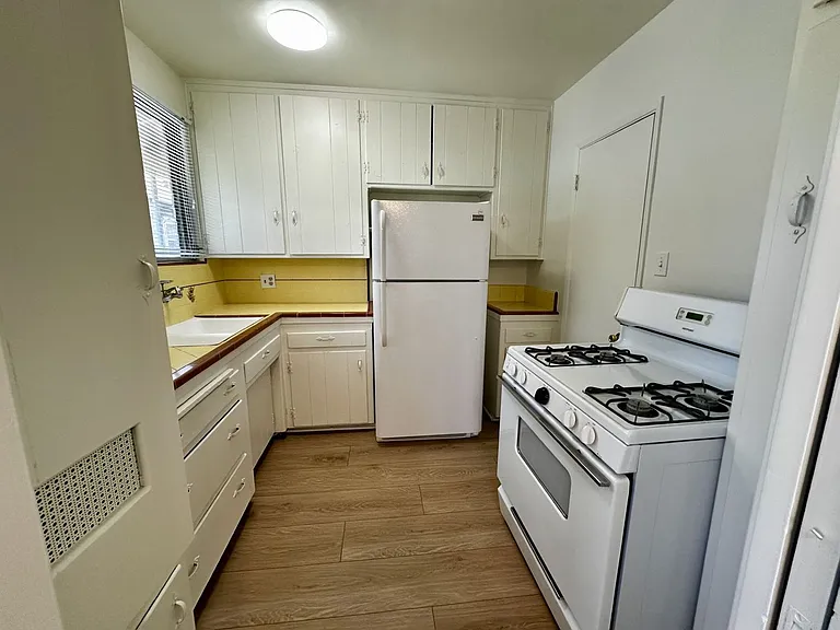 340 N Isabel St — Photo 11