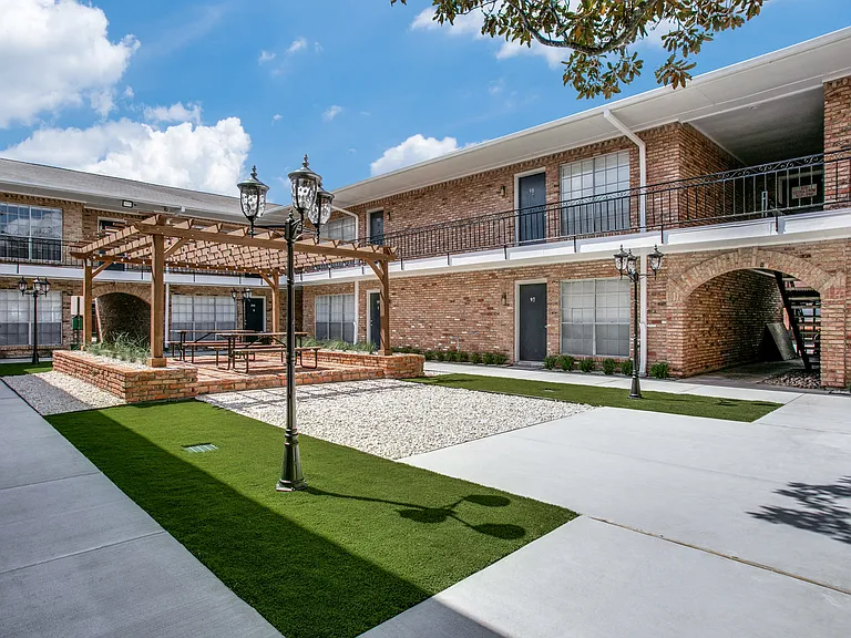 Bellaire Oaks Apartments — Photo 35