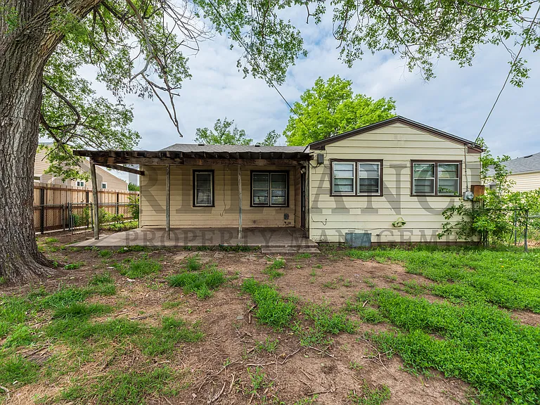2732 N Grove St — Photo 2