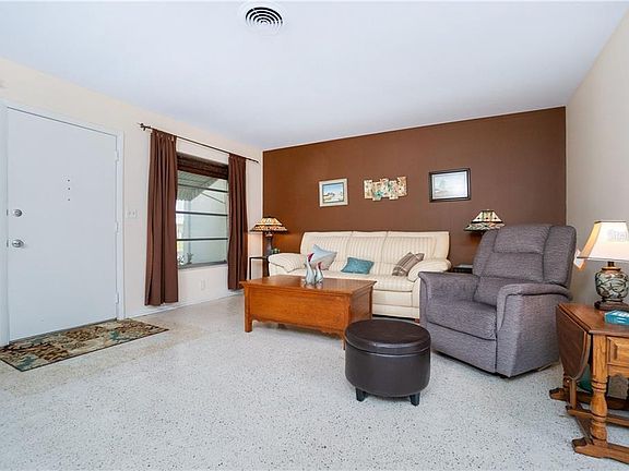4th image of 2210 Sandlewood Dr Unit 17