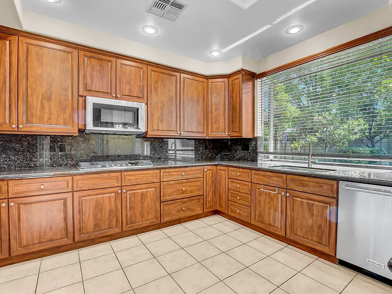 9101 Crystal Lake Ct — Photo 31