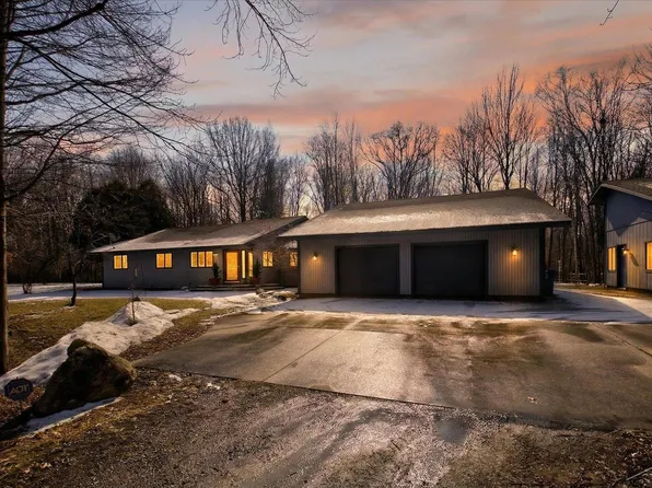 2852 E Leisure Ln, Midland, MI 48640