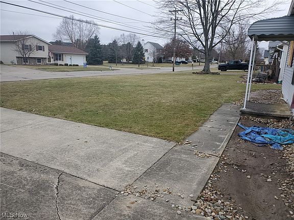 5th image of 528 Barker St