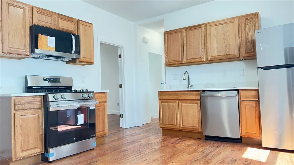 3 bed, 1.0 bath, 1500 sqft, $3,200 — Photo 4