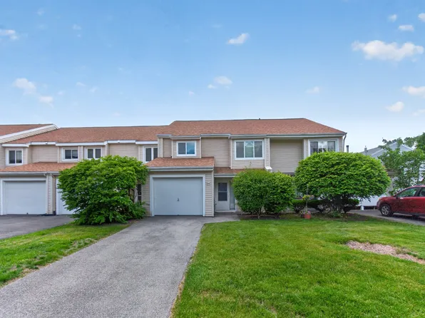 24 Winners Cir, Saratoga Springs, NY 12866
