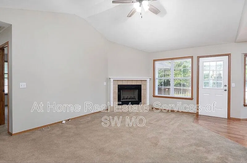 3 bed, 2.0 bath, 1325 sqft, $1,680 — Photo 2