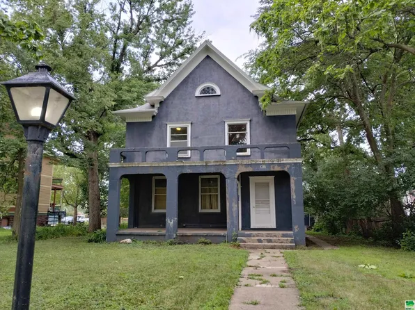 1711 Rebecca St, Sioux City, IA 51103