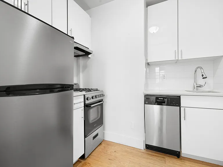 341 W 19th St #B — Photo 5