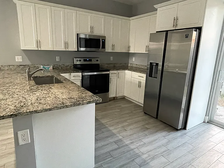 626 Latona Ave — Photo 2