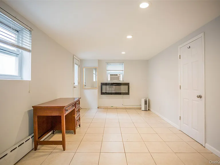 237 E Broadway #LOWER — Photo 6