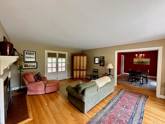 5th image of 404 Fraser Ln