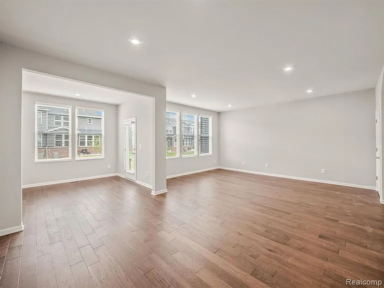 4837 Glenora Dr — Photo 16
