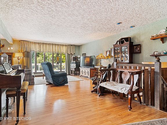 4th image of 7S670 Mary St