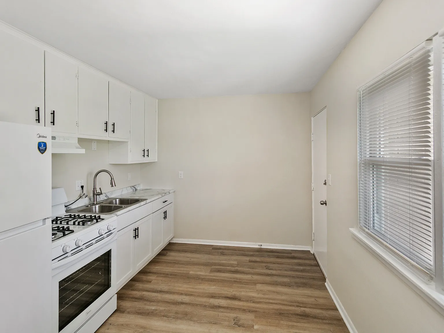3 bed, 1000 sqft, $1,695 — Photo 4