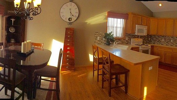 Kitchen/Dining Area : Kitchen has a mosaic back splash and a bar peninsula separating the dining are