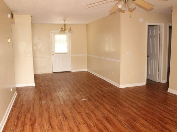 5th image of 215 Begonia Dr