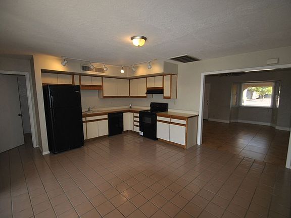 3rd image of 1137 E Marigold Ln