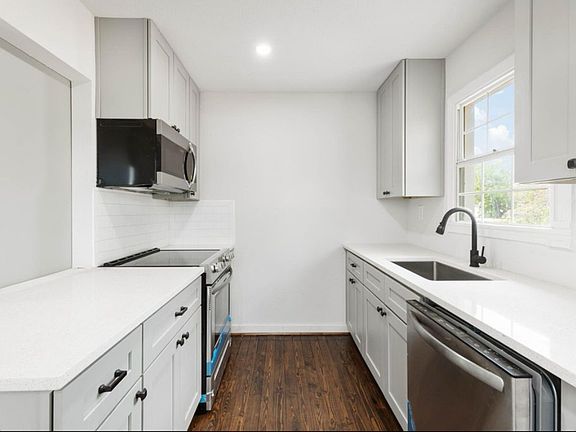 2nd image of 2534 Lubbock Ave