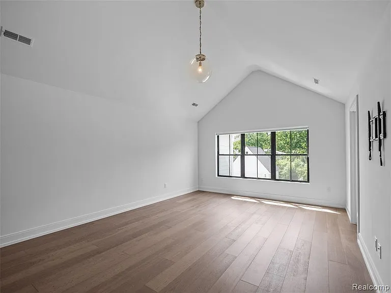 887 Redding Rd — Photo 12