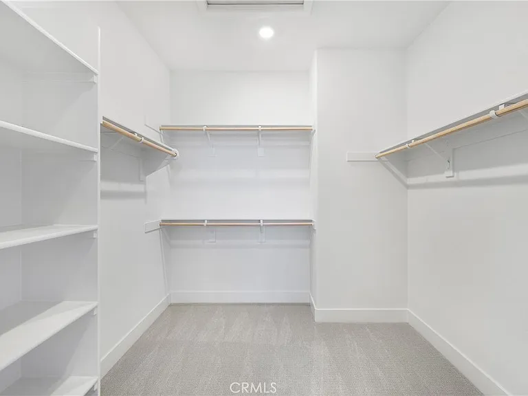 141 Dolores — Photo 36