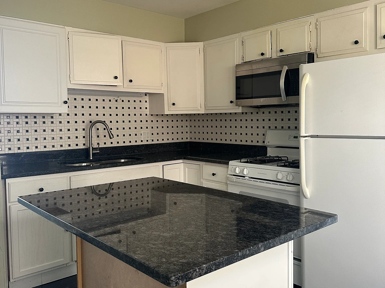 2 bed, 1000 sqft, $1,995 — Photo 4