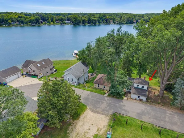 2485 N Wallace Lake DRIVE, West Bend, WI 53090