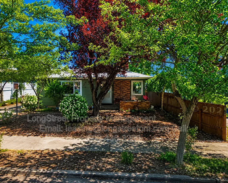 2 bed, 1.0 bath, 1300 sqft, $2,595 — Photo 2