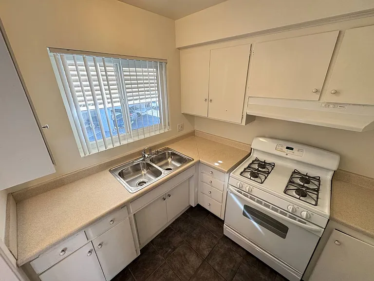 1717 Huntington Dr #7 — Photo 12
