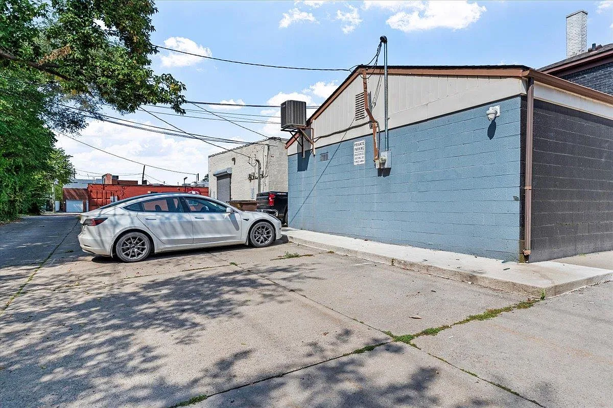 1 bed, 1.0 bath, 650 sqft, $1,600 — Photo 2