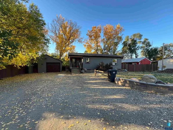 409 W 2nd St, Oacoma, SD 57365