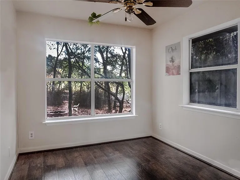 1107 Delano St — Photo 6
