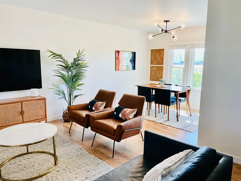 211 E California Ave — Photo 1