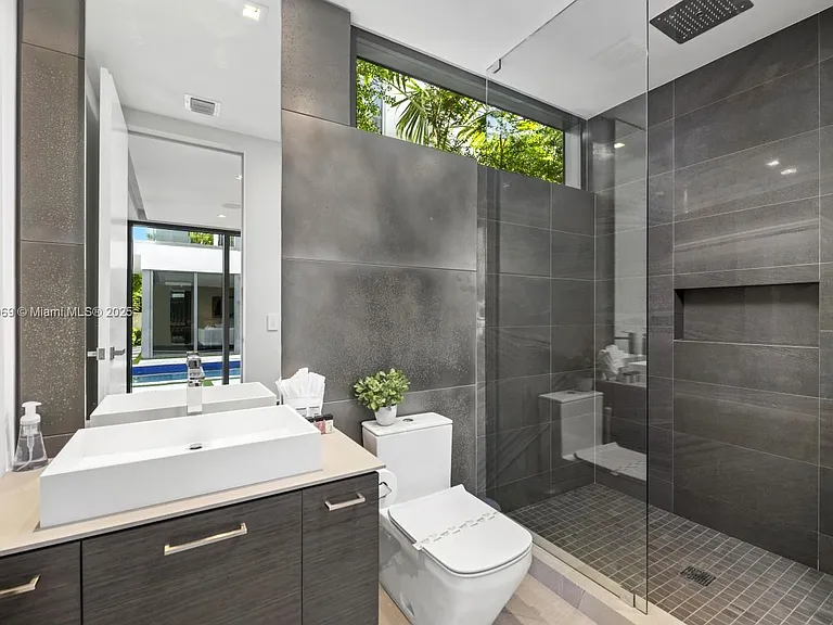 440 Mola Ave — Photo 52