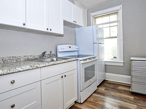 5th image of 413 N Ferncreek Ave