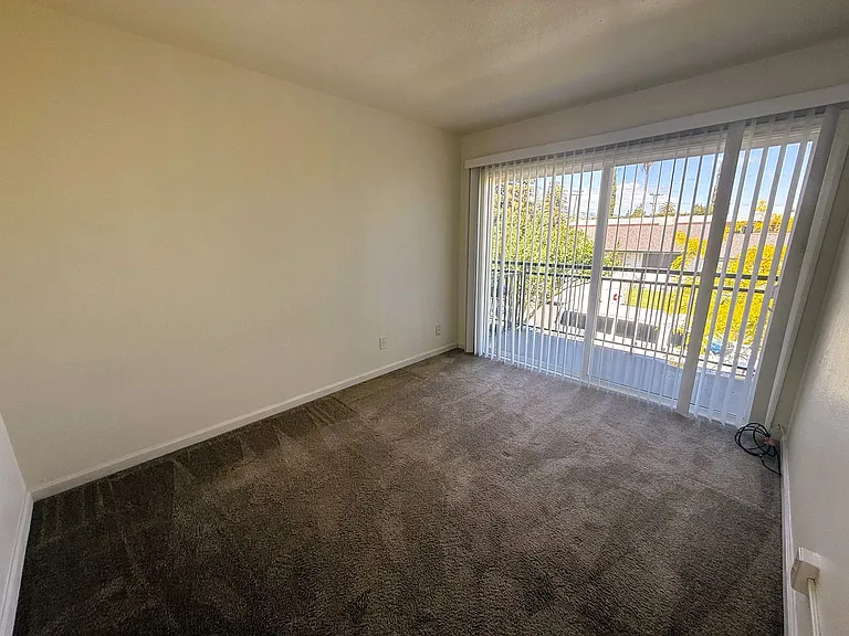 1746 Kidder Ave — Photo 5