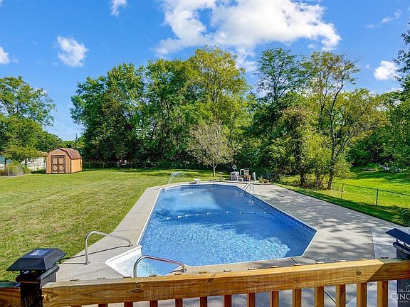 4th image of 582 Virginia Ln