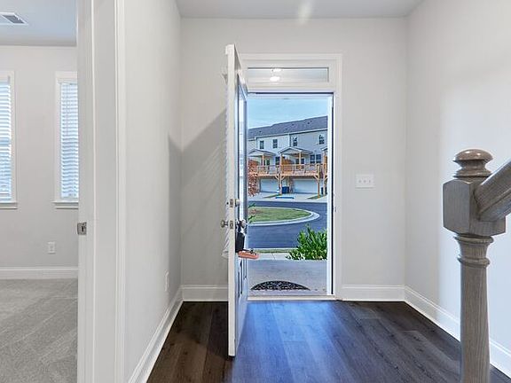 4th image of 560 Amarante Cir
