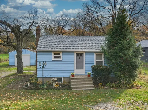 903 Schocalog Rd, Akron, OH 44320