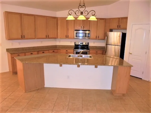 3 bed, 2.0 bath, 2112 sqft, $2,225 — Photo 2