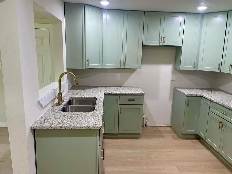 411 W Bluff St — Photo 5