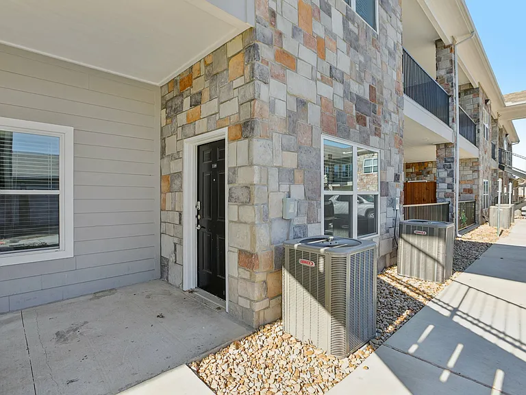 Horseshoe Apartments — Photo 25