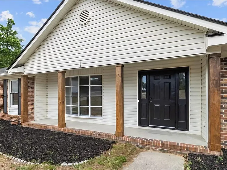 645 Welsh Pl — Photo 2